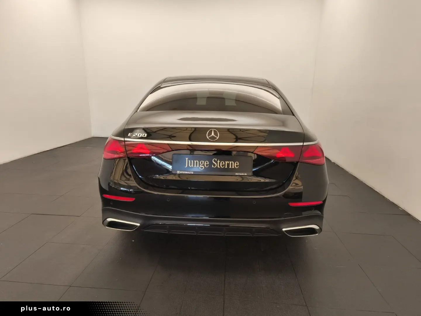 MERCEDES-BENZ E 200 AMG Pano Distro SuperScreen Burm