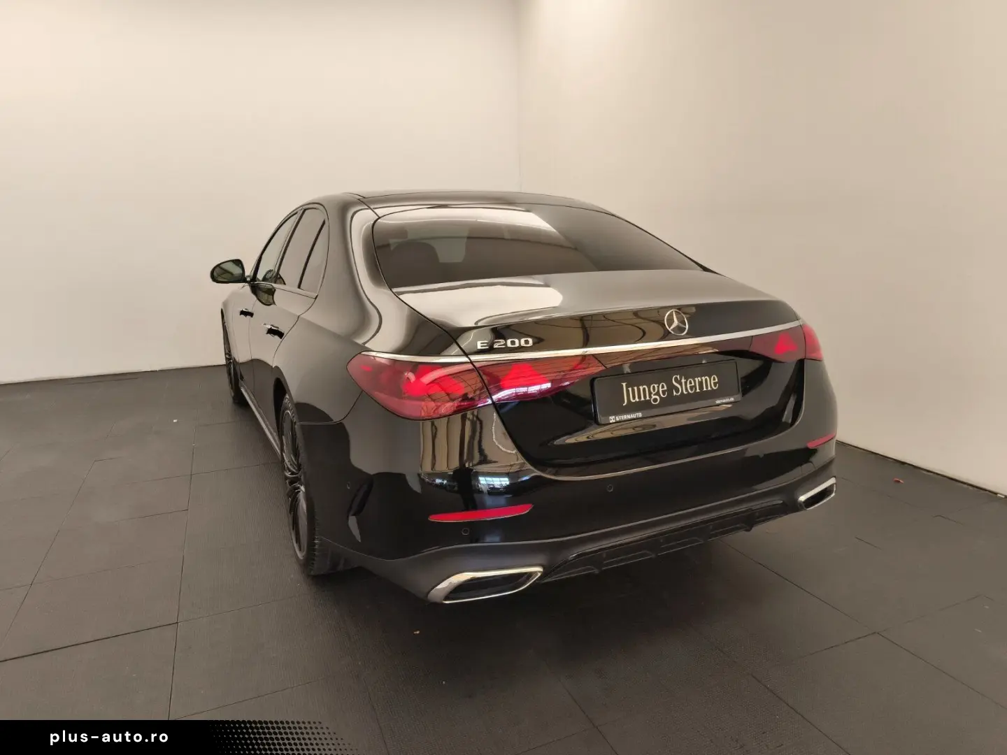 MERCEDES-BENZ E 200 AMG Pano Distro SuperScreen Burm