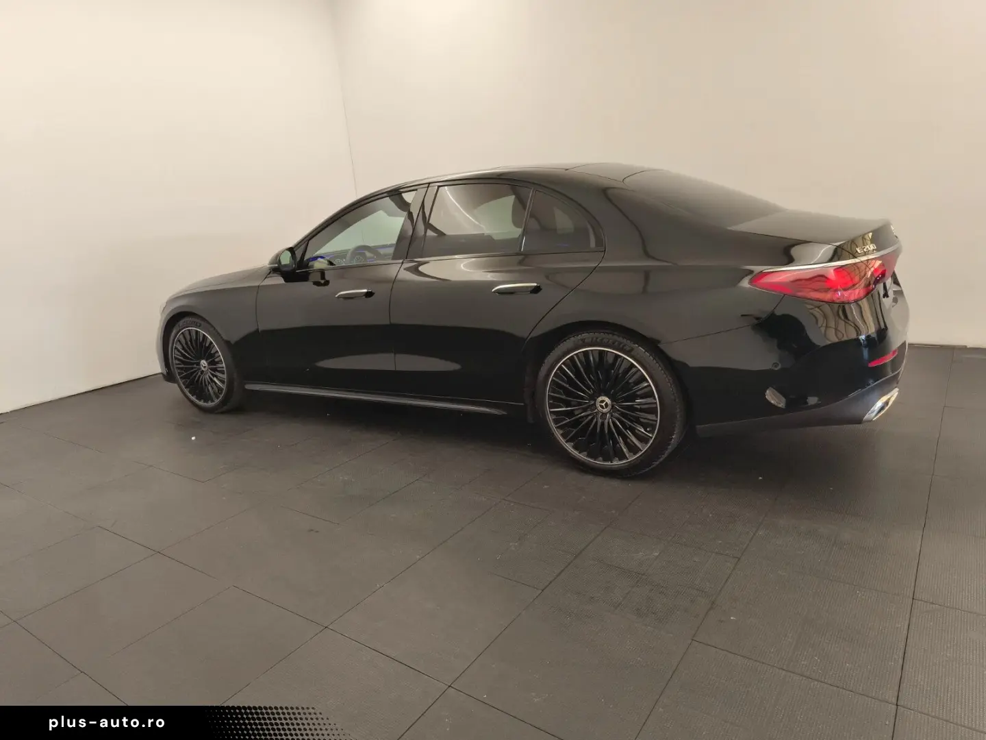 MERCEDES-BENZ E 200 AMG Pano Distro SuperScreen Burm