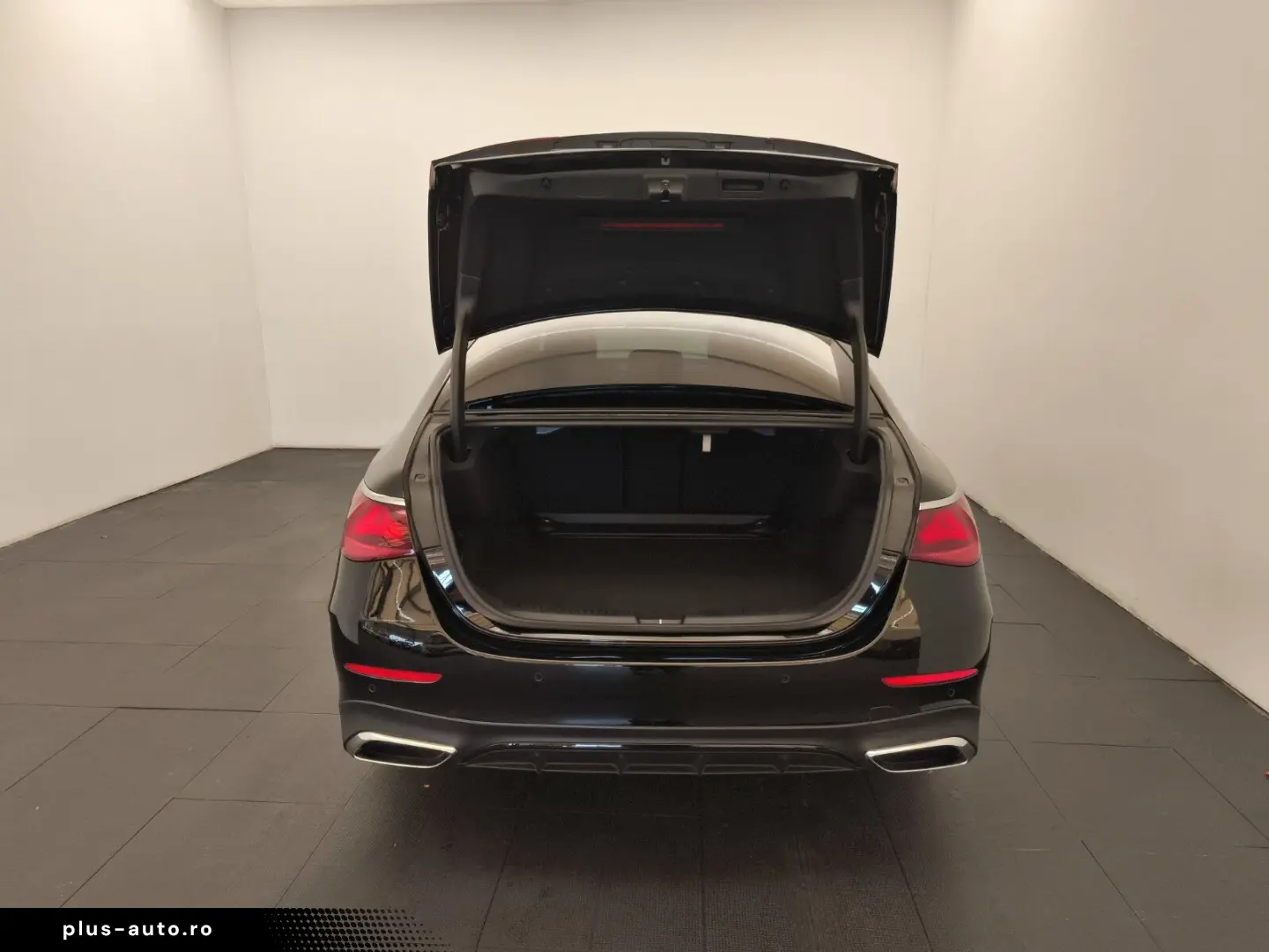 MERCEDES-BENZ E 200 AMG Pano Distro SuperScreen Burm