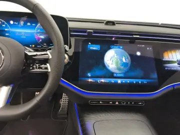 MERCEDES-BENZ E 200 AMG Pano Distro SuperScreen Burm