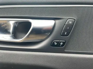 VOLVO XC60 R Design AWD AHK Navi Memory Sport-Sitze Le