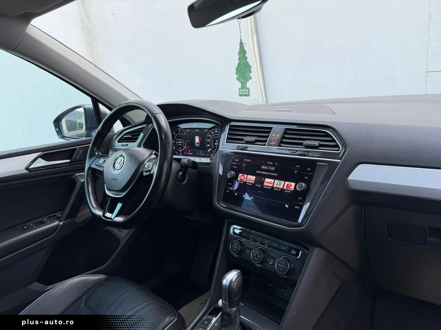 VOLKSWAGEN TIGUAN    R-LINE