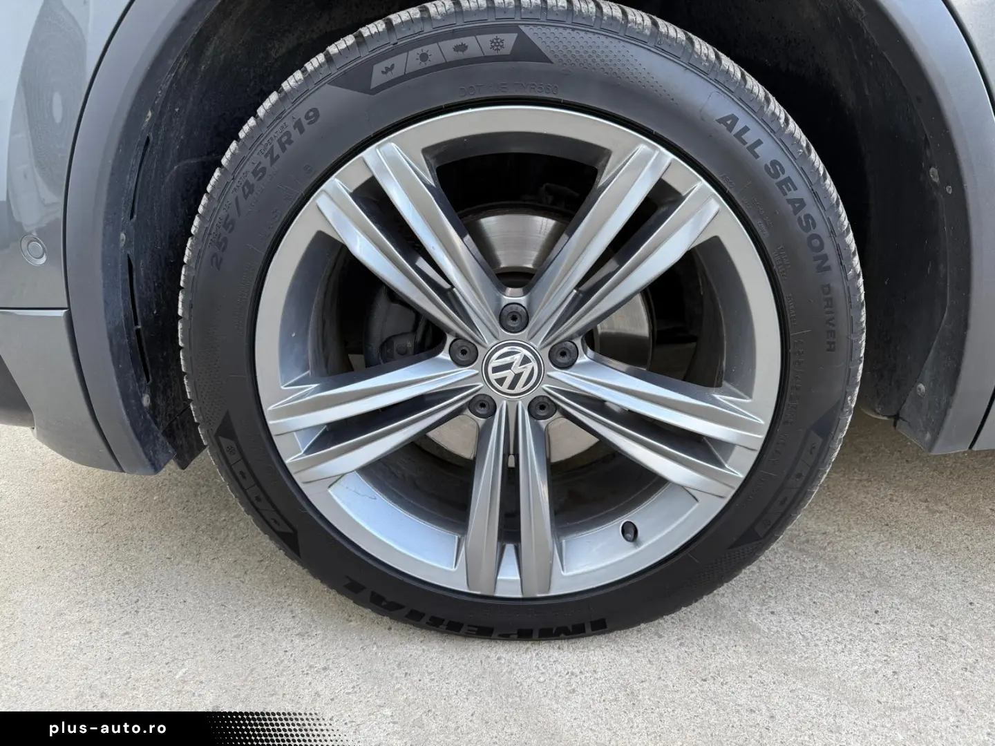 VOLKSWAGEN TIGUAN    R-LINE