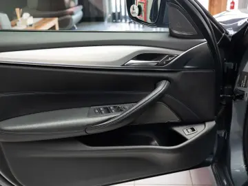 BMW Seria 5 Touring 530d xDrive Aut. M Sport Webasto LED HK