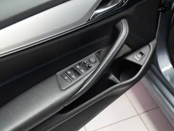 BMW Seria 5 Touring 530d xDrive Aut. M Sport Webasto LED HK