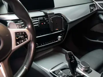 BMW Seria 5 Touring 530d xDrive Aut. M Sport Webasto LED HK