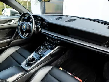 PORSCHE 992 Carrera 4 Coupé   Sunroof   Erst Hand