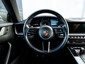 PORSCHE 992 Carrera 4 Coupé   Sunroof   Erst Hand