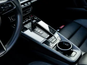 PORSCHE 992 Carrera 4 Coupé   Sunroof   Erst Hand