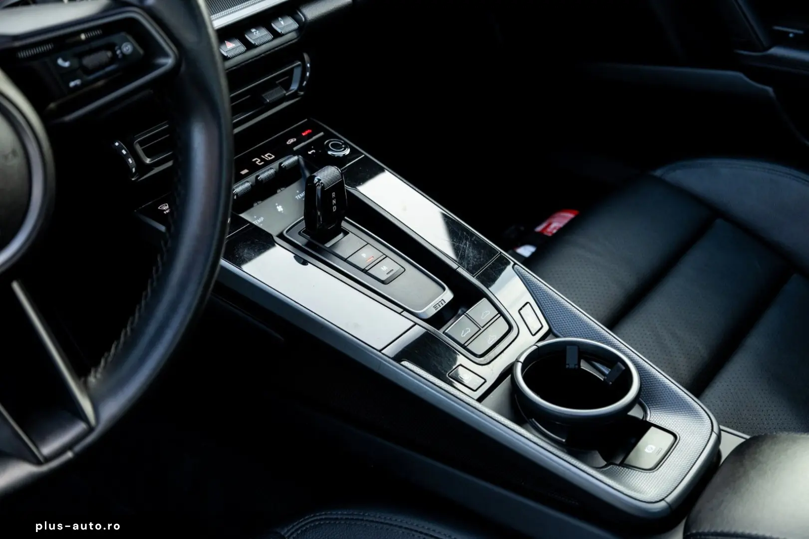 PORSCHE 992 Carrera 4 Coupé   Sunroof   Erst Hand