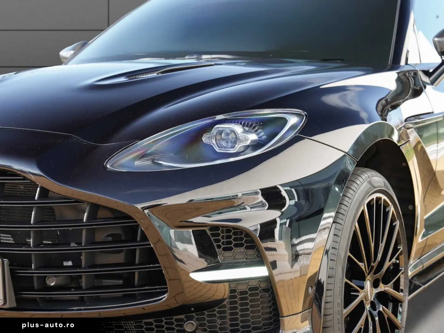 ASTON MARTIN DBX 707
