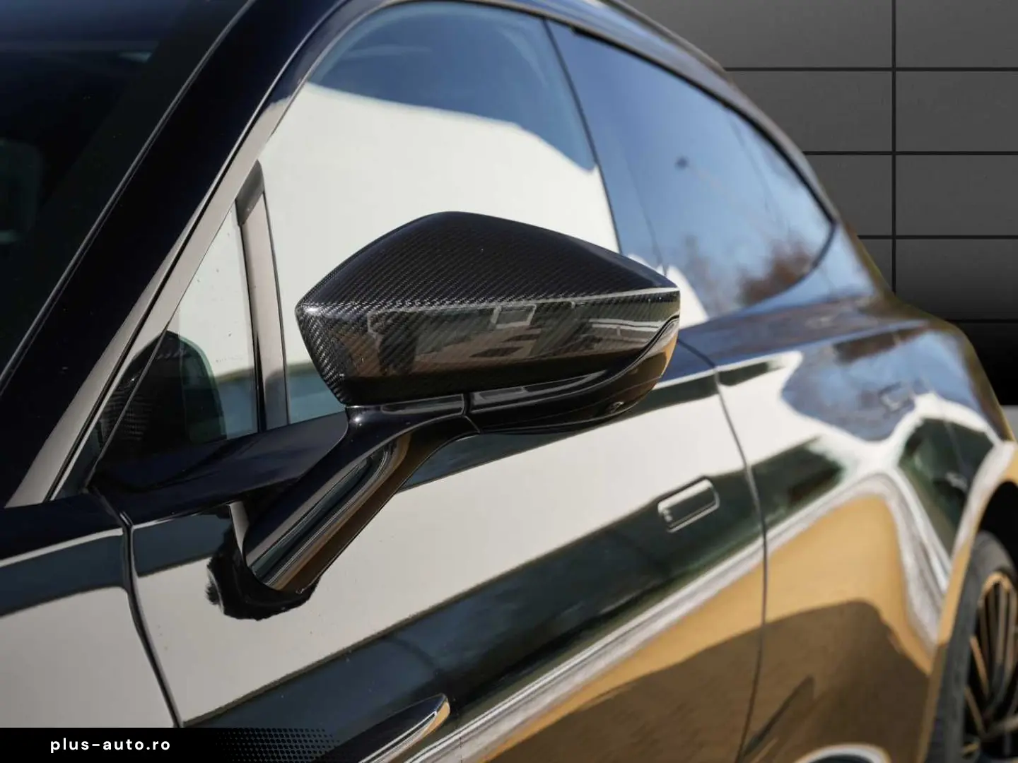 ASTON MARTIN DBX 707