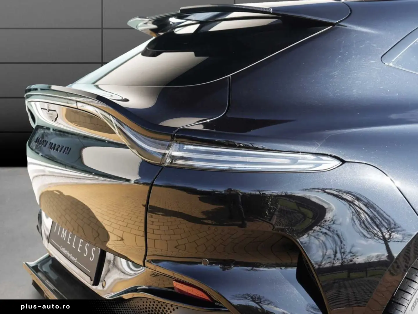 ASTON MARTIN DBX 707