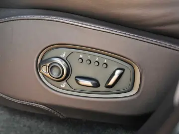 ASTON MARTIN DBX 707