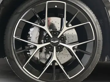 ASTON MARTIN DBX 707 Onyx Black Dark Knight Bowers & Wilkins