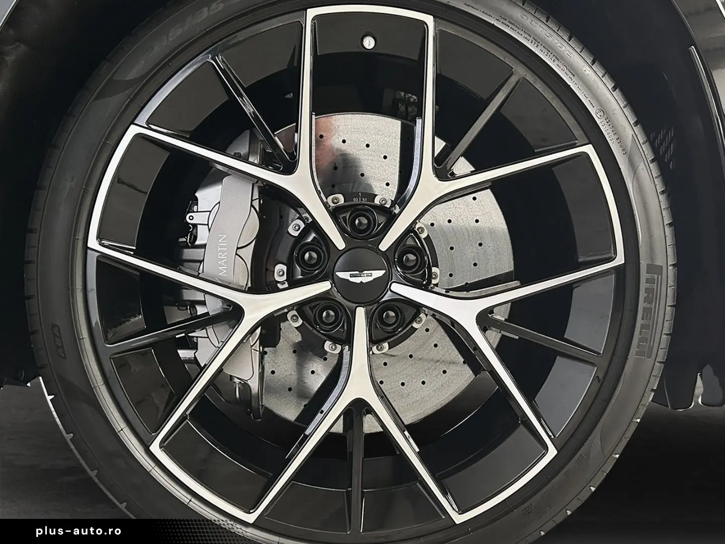 ASTON MARTIN DBX 707 Onyx Black Dark Knight Bowers & Wilkins