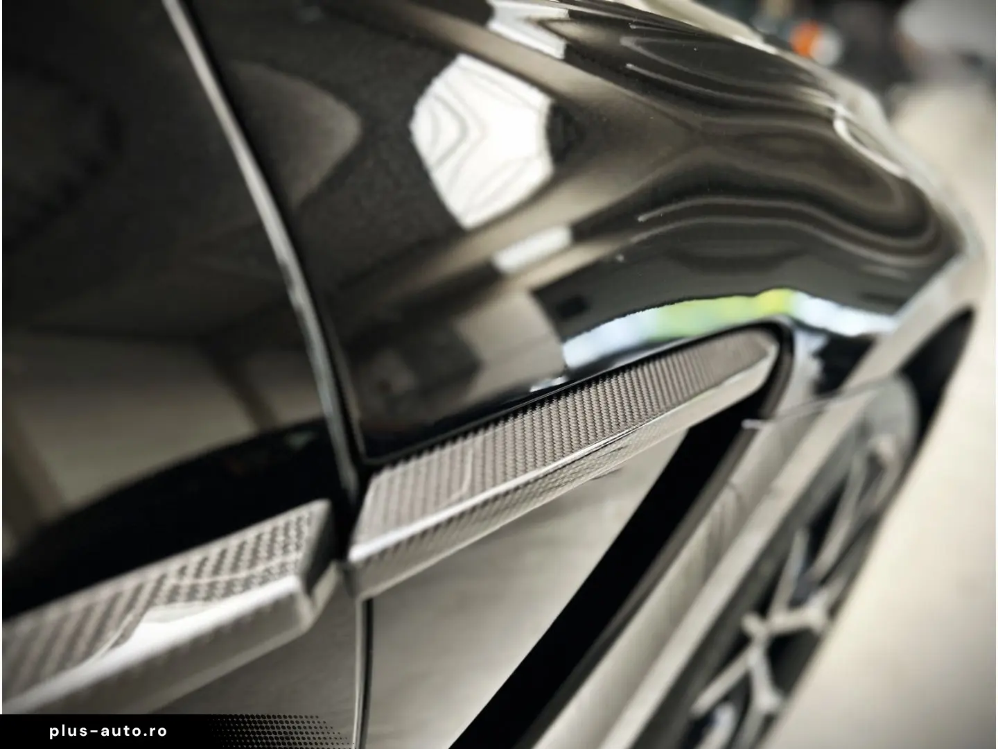 ASTON MARTIN DBX 707 Onyx Black Dark Knight Bowers & Wilkins