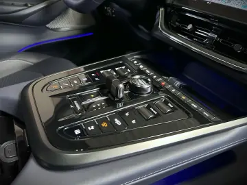 ASTON MARTIN DBX 707 Onyx Black Dark Knight Bowers & Wilkins