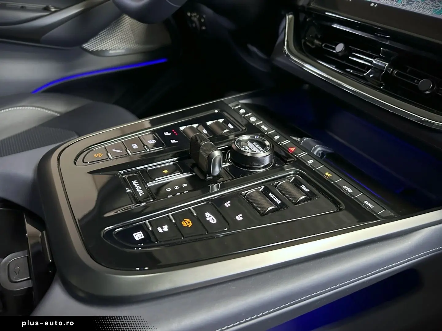 ASTON MARTIN DBX 707 Onyx Black Dark Knight Bowers & Wilkins