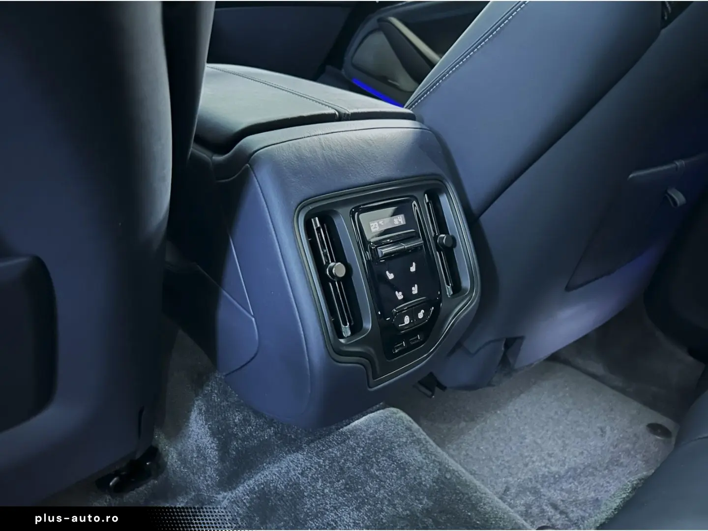 ASTON MARTIN DBX 707 Onyx Black Dark Knight Bowers & Wilkins