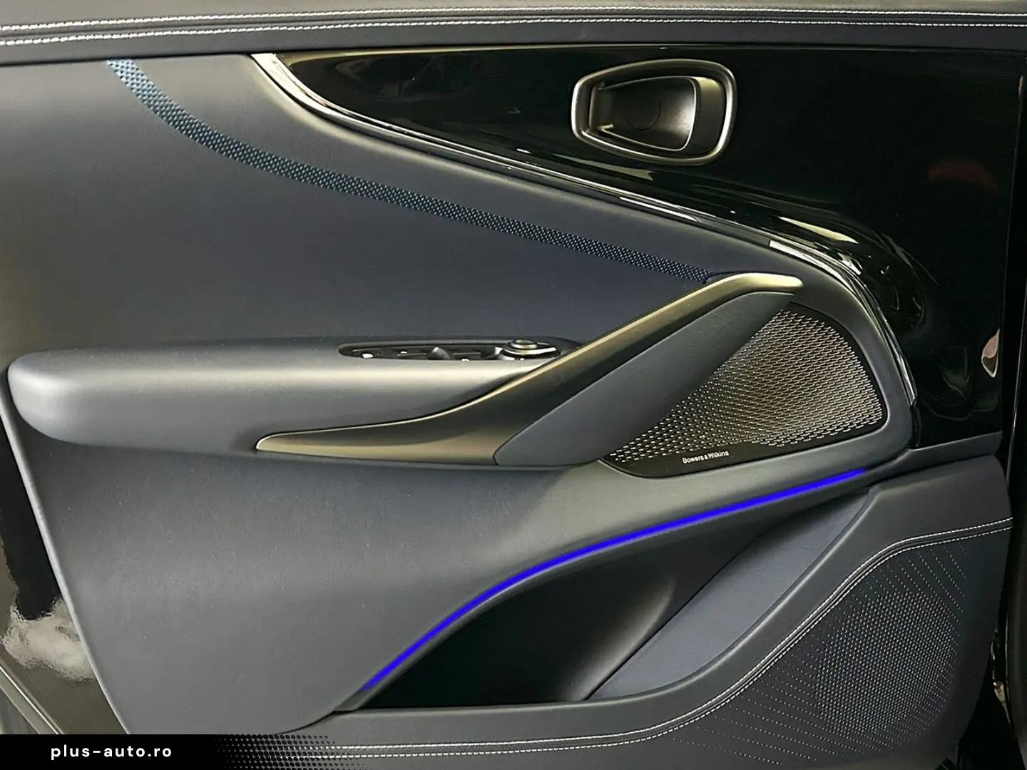 ASTON MARTIN DBX 707 Onyx Black Dark Knight Bowers & Wilkins