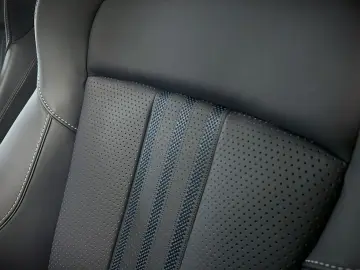 ASTON MARTIN DBX 707 Onyx Black Dark Knight Bowers & Wilkins