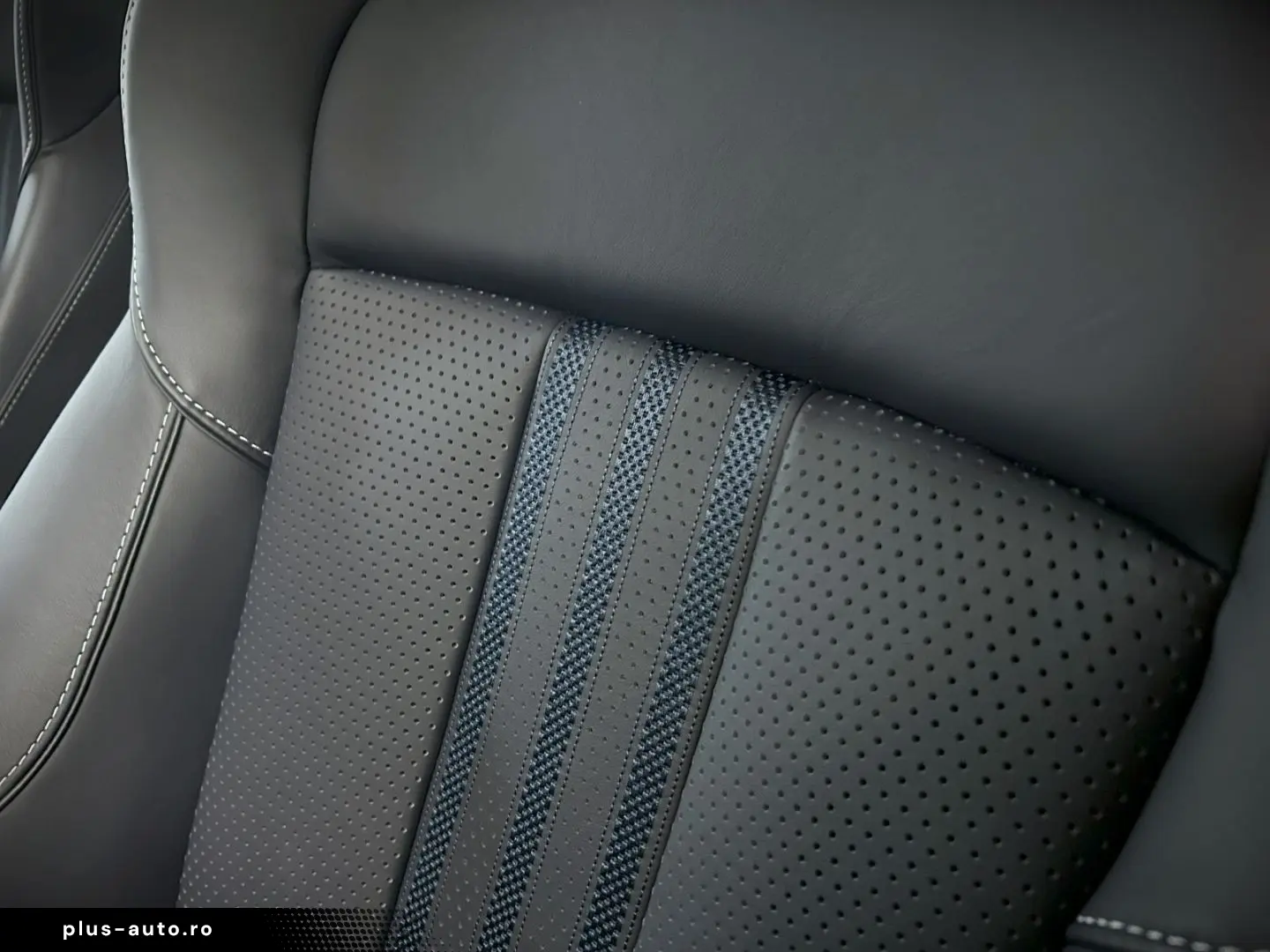 ASTON MARTIN DBX 707 Onyx Black Dark Knight Bowers & Wilkins