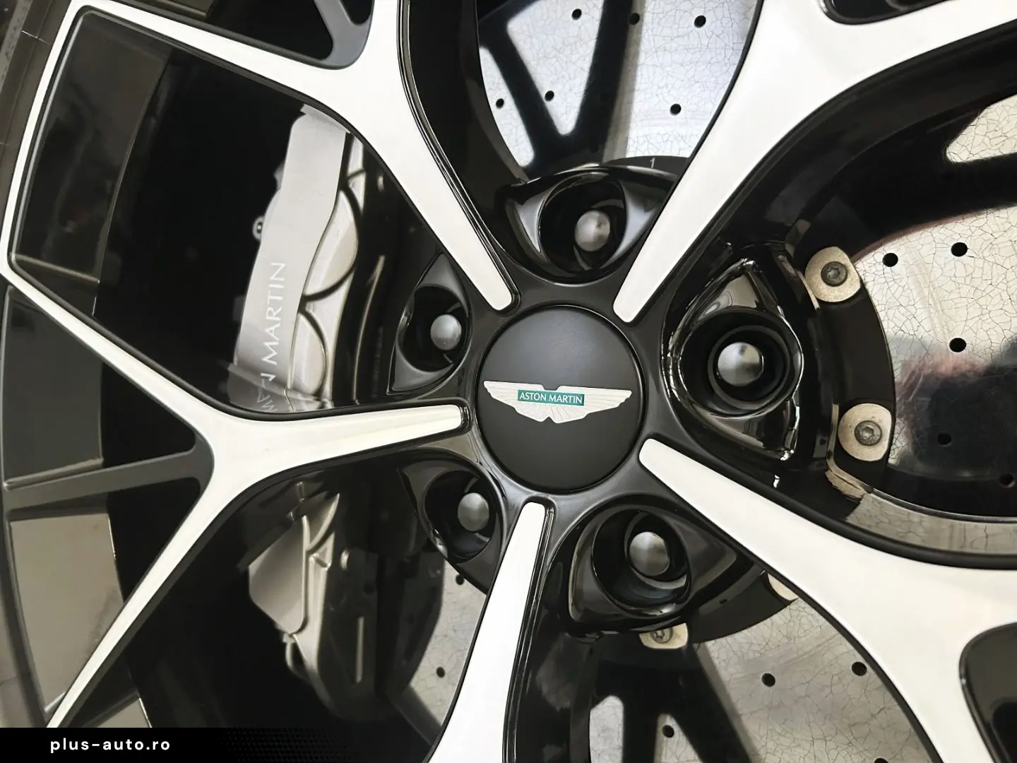 ASTON MARTIN DBX 707 Onyx Black Dark Knight Bowers & Wilkins