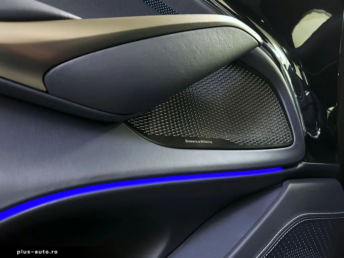 ASTON MARTIN DBX 707 Onyx Black Dark Knight Bowers & Wilkins