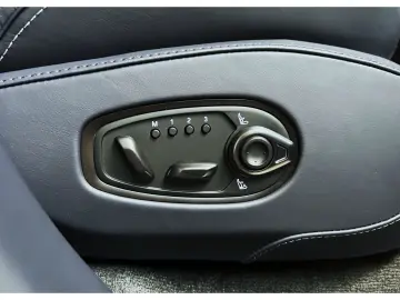 ASTON MARTIN DBX 707 Onyx Black Dark Knight Bowers & Wilkins