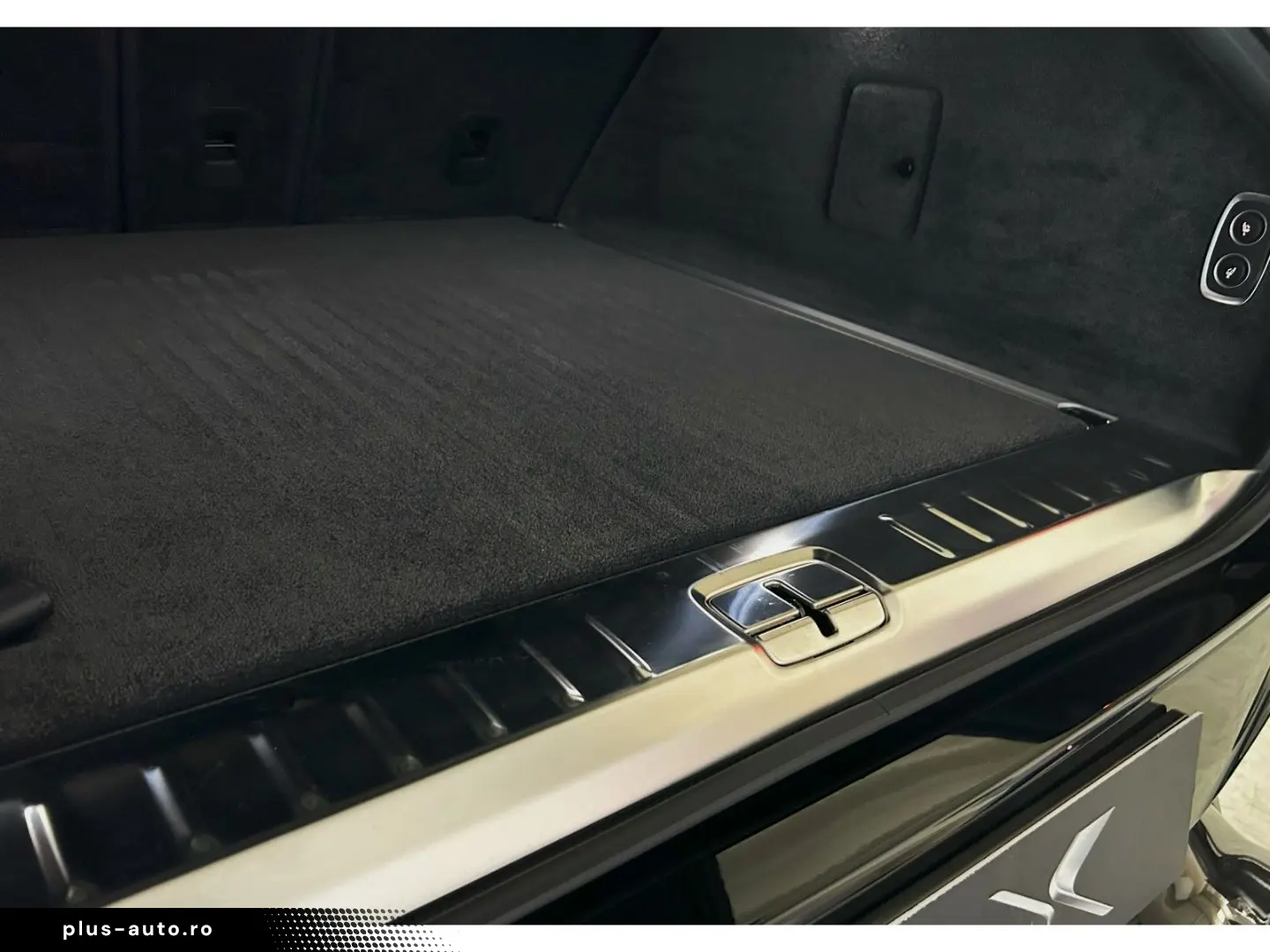 ASTON MARTIN DBX 707 Onyx Black Dark Knight Bowers & Wilkins