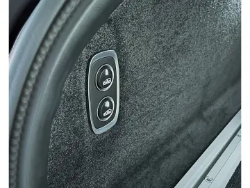 ASTON MARTIN DBX 707 Onyx Black Dark Knight Bowers & Wilkins