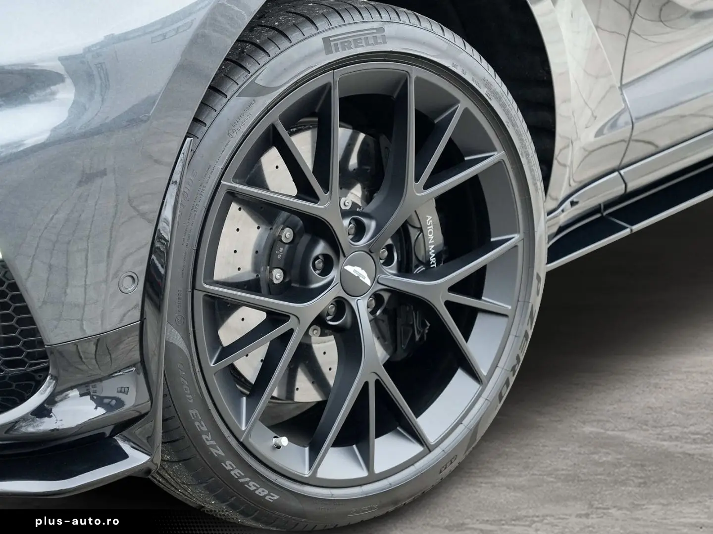 ASTON MARTIN DBX 707 Xenon Grey Onyx Black