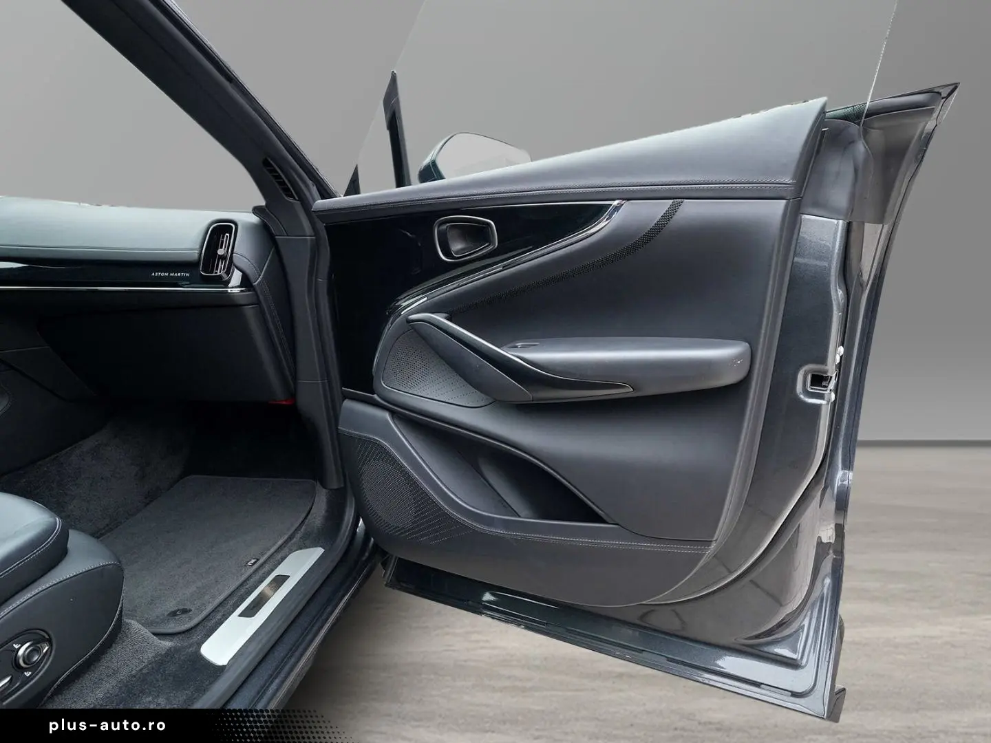 ASTON MARTIN DBX 707 Xenon Grey Onyx Black