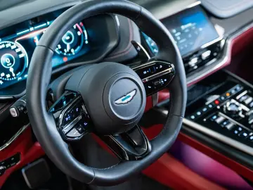 ASTON MARTIN 4.0 V8 DBX707 25MY Full Options