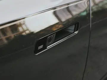 BMW M760e Individual BiColor - Preluare Leasing