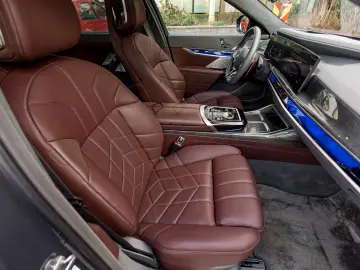 BMW M760e Individual BiColor - Preluare Leasing