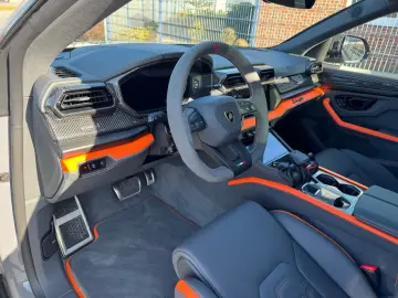 NEW Lamborghini Urus SE