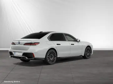 BMW 750e xDrive TV-Fond-Entertainment