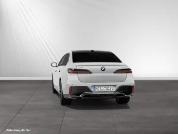 BMW 750e xDrive TV-Fond-Entertainment