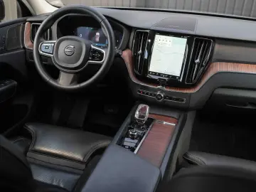 Volvo XC 60 B4 MHEV AT AWD Plus Dark
