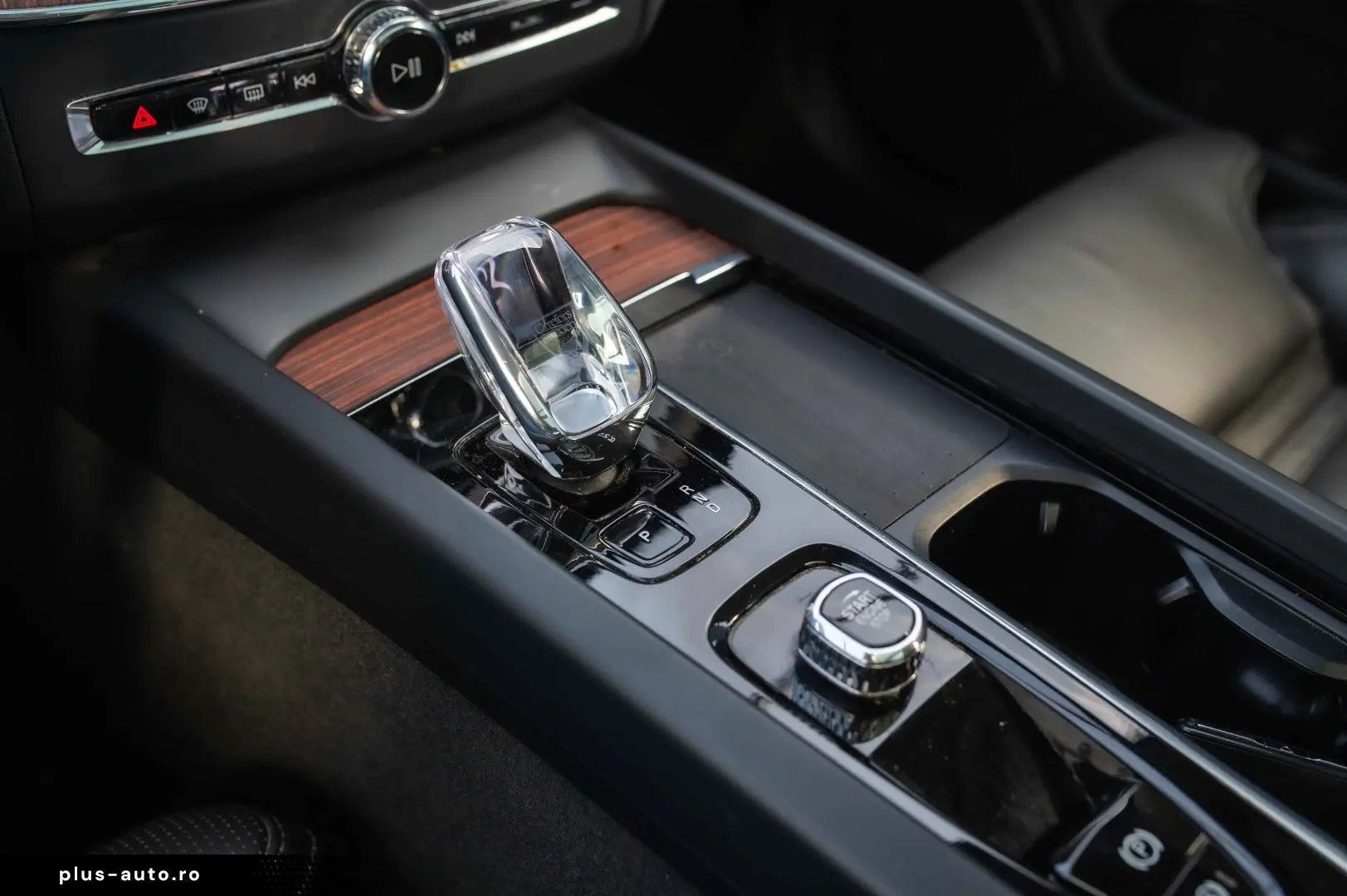 Volvo XC 60 B4 MHEV AT AWD Plus Dark