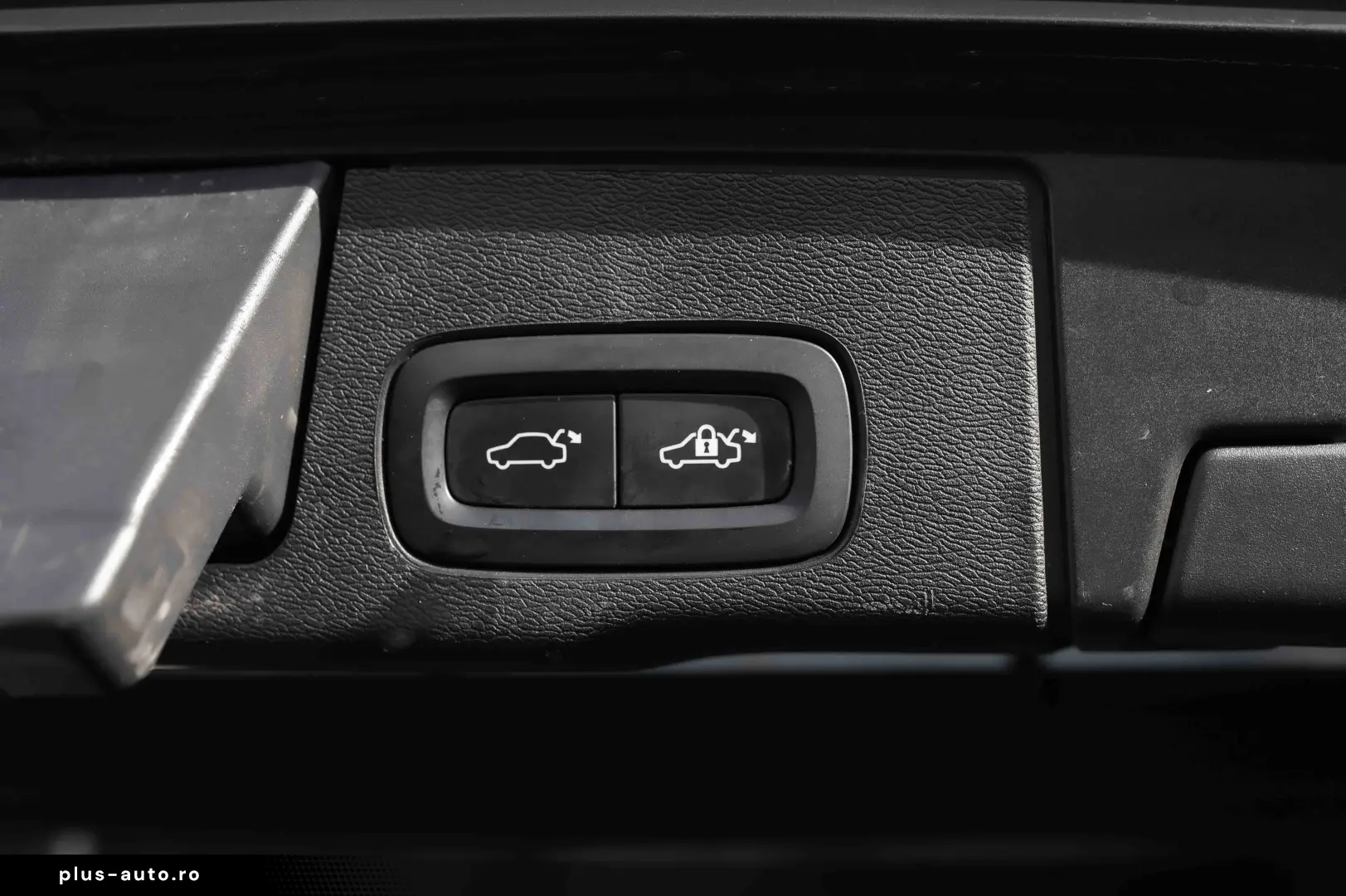 Volvo XC 60 B4 MHEV AT AWD Plus Dark