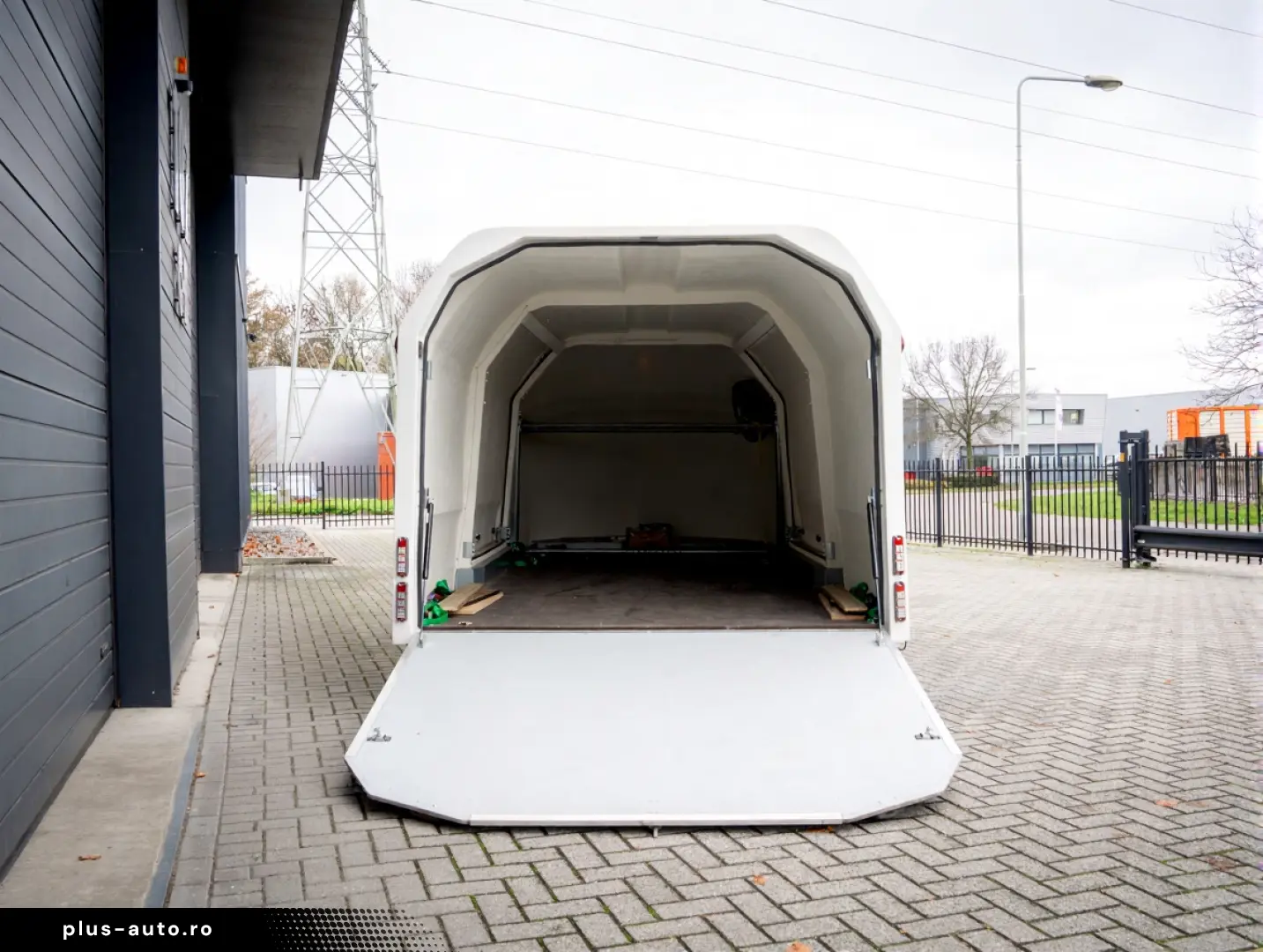 Briggs Automotive BAC Mono - Remorca inchisa inclusa