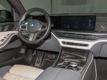 BMW X5 xDrive50e M Sport  LED Nav Pano Kamera SHZ