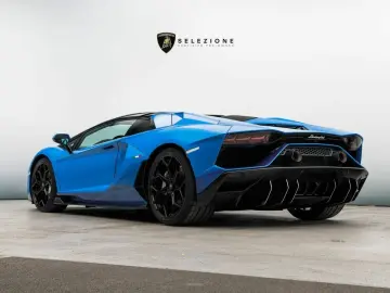 LAMBORGHINI Aventador Ultimae Roadster limited 250 pieces
