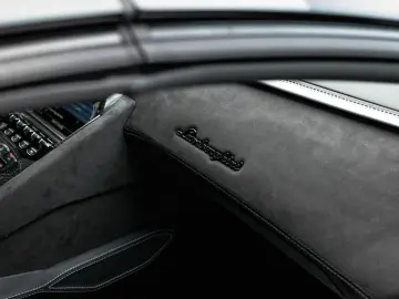 LAMBORGHINI Aventador Ultimae Roadster limited 250 pieces