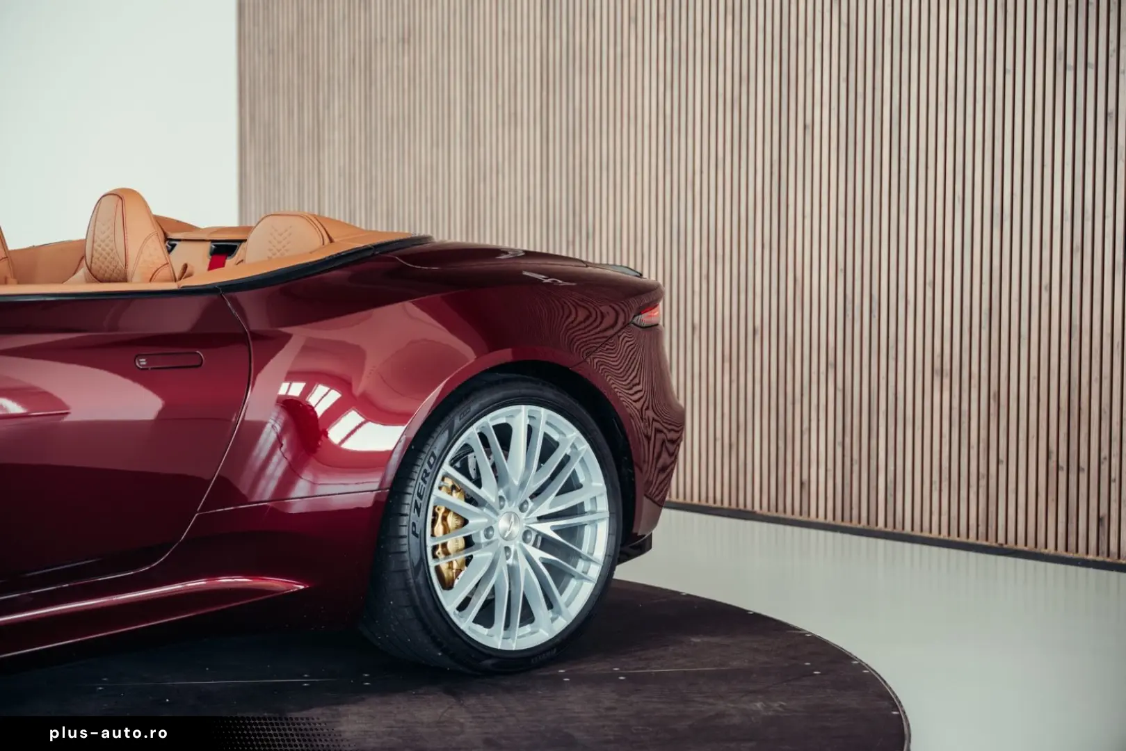 ASTON MARTIN DBS Volante Superleggera  Liquid Crimson