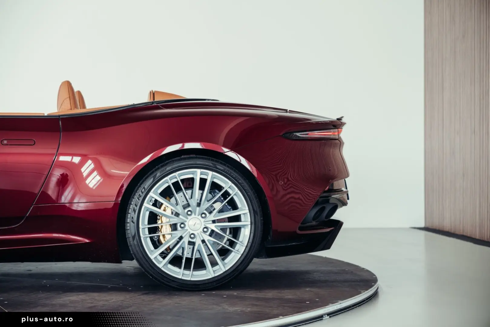 ASTON MARTIN DBS Volante Superleggera  Liquid Crimson